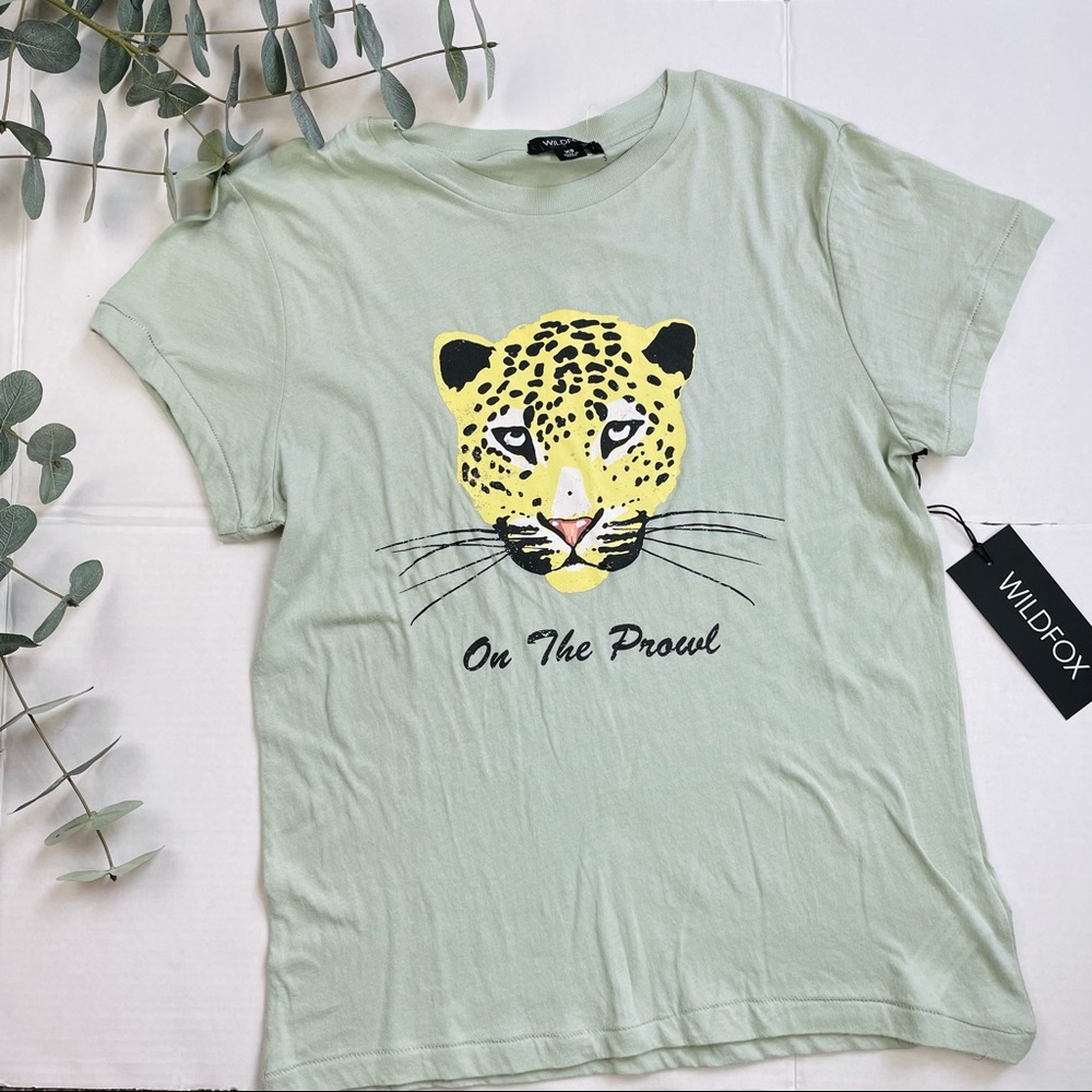 NWT Wild Fox “On the Prowl” Graphic Tee